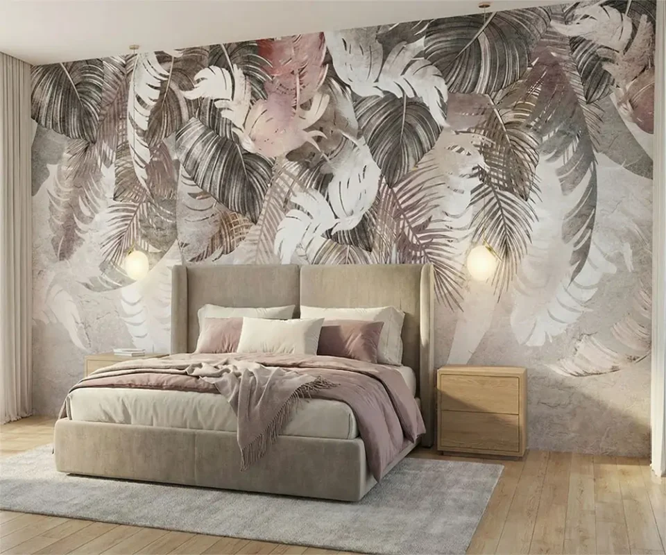 Décoration de chambre à coucher chic avec papier peint motif feuilles tropicales rose poudré et gris.