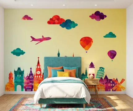 Papier peint panoramique pour chambre d'enfant illustrant des monuments célèbres du monde, des montgolfières et un avion dans un style géométrique coloré.