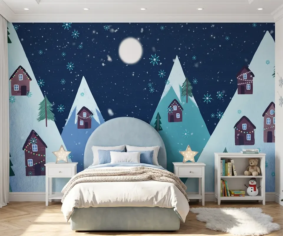Papier peint panoramique pour chambre d'enfant illustrant un paysage de montagnes sous la neige la nuit, avec des chalets illuminés, des sapins et une pleine lune.