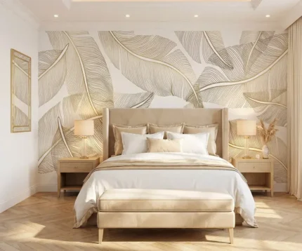 Papier peint panoramique avec motifs de grandes feuilles en line-art doré, posé sur le mur principal d'un salon moderne aux tons beiges.