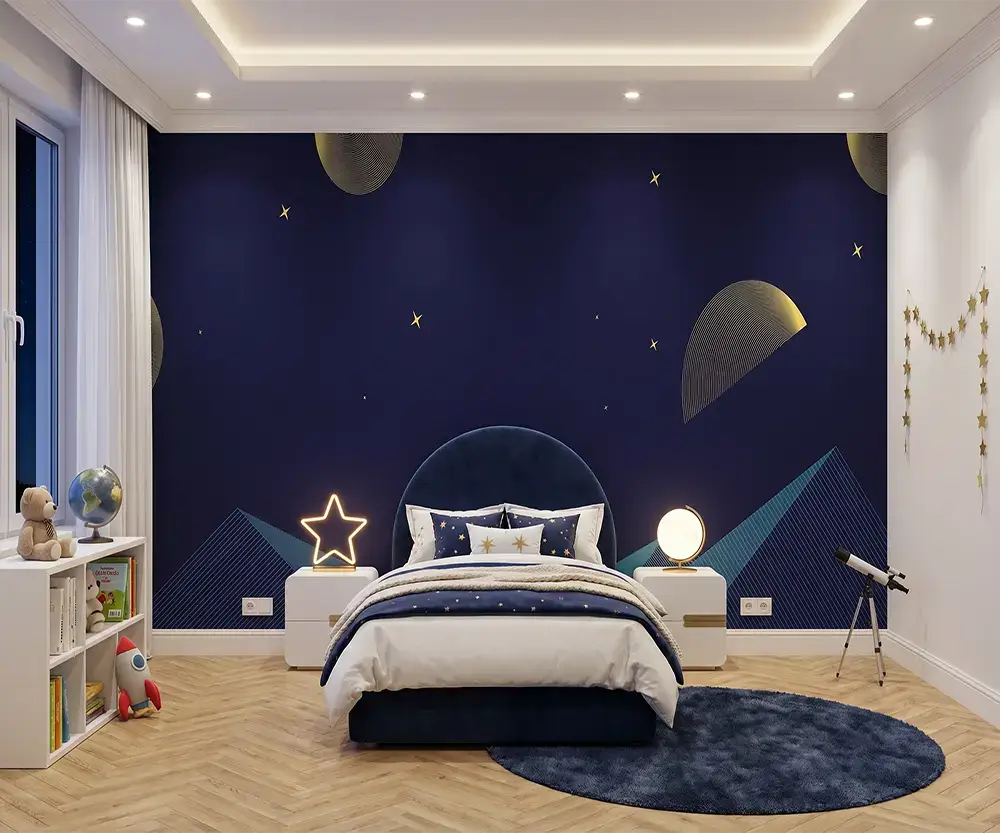papier-peint-panoramique-enfant-nuit-etoilee-bleu-geometrique (1) Papier peint panoramique pour chambre d'enfant illustrant un ciel nocturne bleu marine profond, décoré d'étoiles dorées, de lunes et de montagnes géométriques modernes.